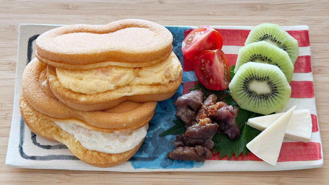 おなじみのケーキ屋さんから朝食系スイーツが登場！, 甘いワッフル生地でお惣菜フィリングをサンドしたスフレワッフルDeli, 甘じょっぱいワッフル！　再び訪れたアハ体験, まさかの皮だけ!? アレンジ自在のスフレワッフル, 朝食パウンドは、プレーン、バナナ、トマトそれぞれに生地の食感の違いが楽しい, 朝食市場への注目と、プラスアルファの戦略, 朝食系スイーツに見る老舗の「攻めの遊び心」