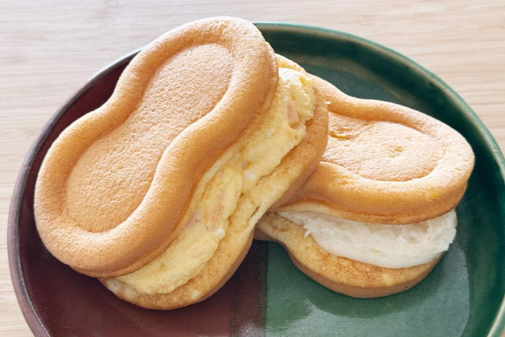 おなじみのケーキ屋さんから朝食系スイーツが登場！, 甘いワッフル生地でお惣菜フィリングをサンドしたスフレワッフルDeli, 甘じょっぱいワッフル！　再び訪れたアハ体験, まさかの皮だけ!? アレンジ自在のスフレワッフル, 朝食パウンドは、プレーン、バナナ、トマトそれぞれに生地の食感の違いが楽しい, 朝食市場への注目と、プラスアルファの戦略, 朝食系スイーツに見る老舗の「攻めの遊び心」