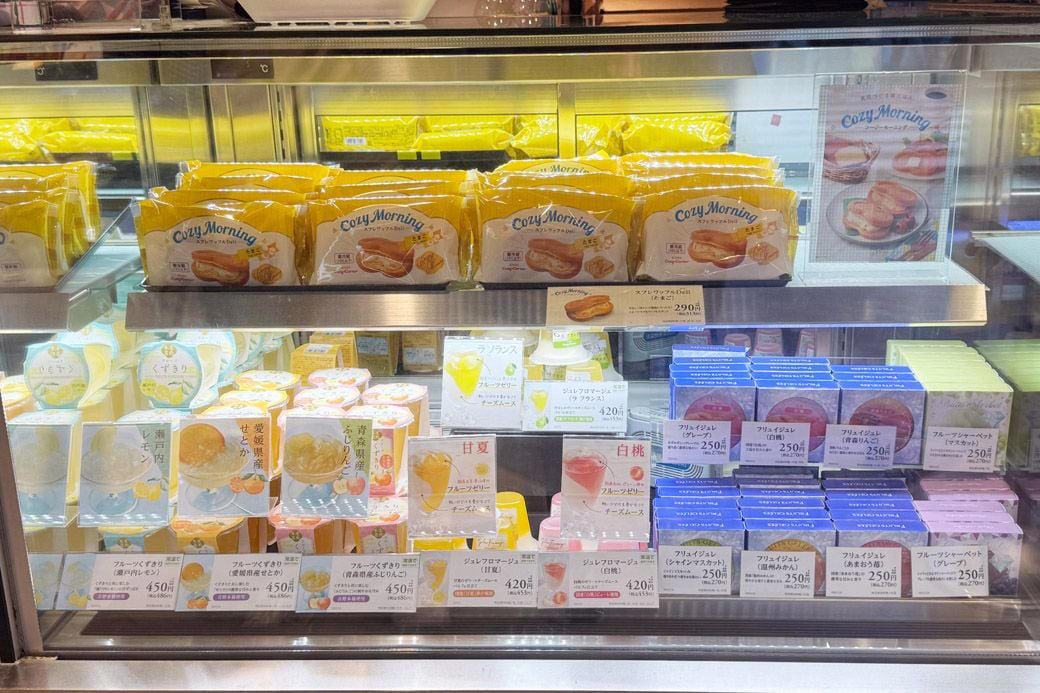 おなじみのケーキ屋さんから朝食系スイーツが登場！, 甘いワッフル生地でお惣菜フィリングをサンドしたスフレワッフルDeli, 甘じょっぱいワッフル！　再び訪れたアハ体験, まさかの皮だけ!? アレンジ自在のスフレワッフル, 朝食パウンドは、プレーン、バナナ、トマトそれぞれに生地の食感の違いが楽しい, 朝食市場への注目と、プラスアルファの戦略, 朝食系スイーツに見る老舗の「攻めの遊び心」