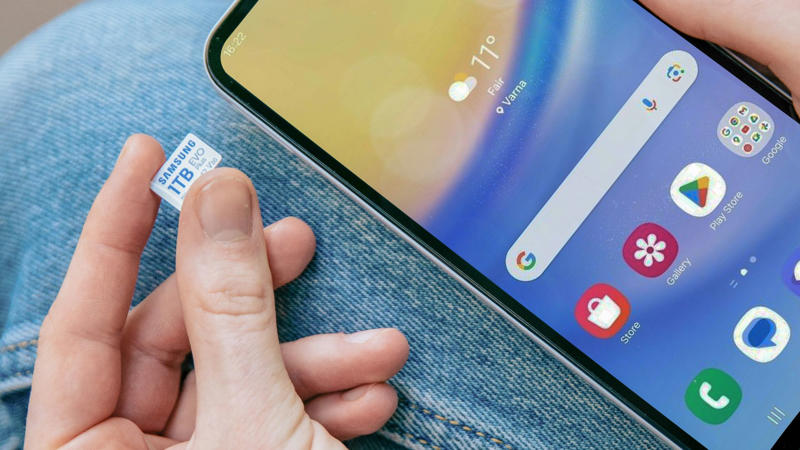 1. Customizability, 2. More Apps, 3. Affordability, 4. File Management, 5. Universal Charger, 6. Google Integration, 7. Permission Controls, 8. Better Hardware, 9. Removable Battery and Storage, 10. Greater Freedom, 1. Apple Integration, 2. Security, 3. Easy to Use, 4. Apple Pay, 5. Privacy, 6. Family Sharing, 7. Holding Their Value, 8. iMessage, 9. AirDrop, 10. Apple TV and Music