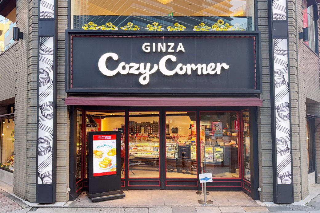 おなじみのケーキ屋さんから朝食系スイーツが登場！, 甘いワッフル生地でお惣菜フィリングをサンドしたスフレワッフルDeli, 甘じょっぱいワッフル！　再び訪れたアハ体験, まさかの皮だけ!? アレンジ自在のスフレワッフル, 朝食パウンドは、プレーン、バナナ、トマトそれぞれに生地の食感の違いが楽しい, 朝食市場への注目と、プラスアルファの戦略, 朝食系スイーツに見る老舗の「攻めの遊び心」