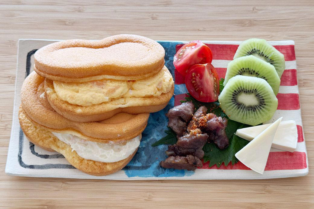 おなじみのケーキ屋さんから朝食系スイーツが登場！, 甘いワッフル生地でお惣菜フィリングをサンドしたスフレワッフルDeli, 甘じょっぱいワッフル！　再び訪れたアハ体験, まさかの皮だけ!? アレンジ自在のスフレワッフル, 朝食パウンドは、プレーン、バナナ、トマトそれぞれに生地の食感の違いが楽しい, 朝食市場への注目と、プラスアルファの戦略, 朝食系スイーツに見る老舗の「攻めの遊び心」