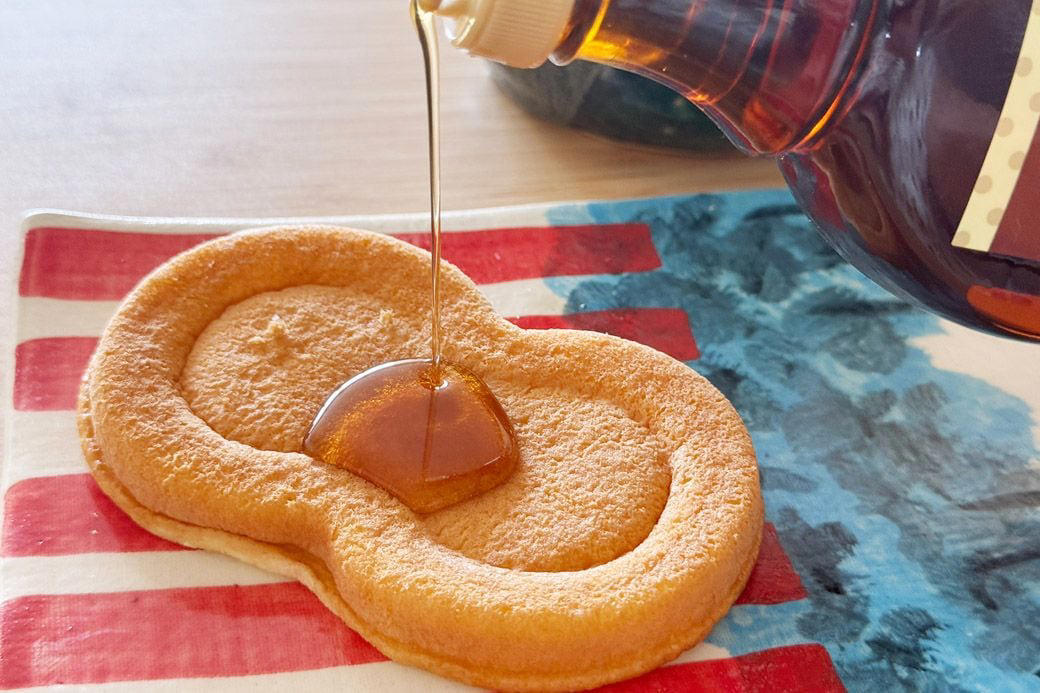 おなじみのケーキ屋さんから朝食系スイーツが登場！, 甘いワッフル生地でお惣菜フィリングをサンドしたスフレワッフルDeli, 甘じょっぱいワッフル！　再び訪れたアハ体験, まさかの皮だけ!? アレンジ自在のスフレワッフル, 朝食パウンドは、プレーン、バナナ、トマトそれぞれに生地の食感の違いが楽しい, 朝食市場への注目と、プラスアルファの戦略, 朝食系スイーツに見る老舗の「攻めの遊び心」