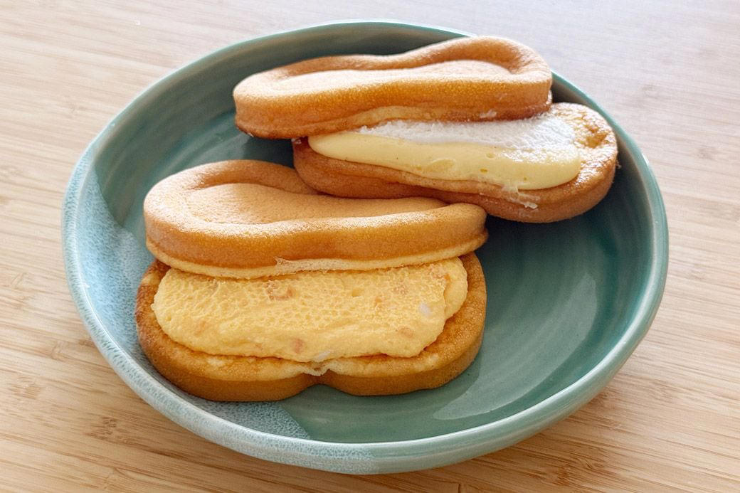 おなじみのケーキ屋さんから朝食系スイーツが登場！, 甘いワッフル生地でお惣菜フィリングをサンドしたスフレワッフルDeli, 甘じょっぱいワッフル！　再び訪れたアハ体験, まさかの皮だけ!? アレンジ自在のスフレワッフル, 朝食パウンドは、プレーン、バナナ、トマトそれぞれに生地の食感の違いが楽しい, 朝食市場への注目と、プラスアルファの戦略, 朝食系スイーツに見る老舗の「攻めの遊び心」