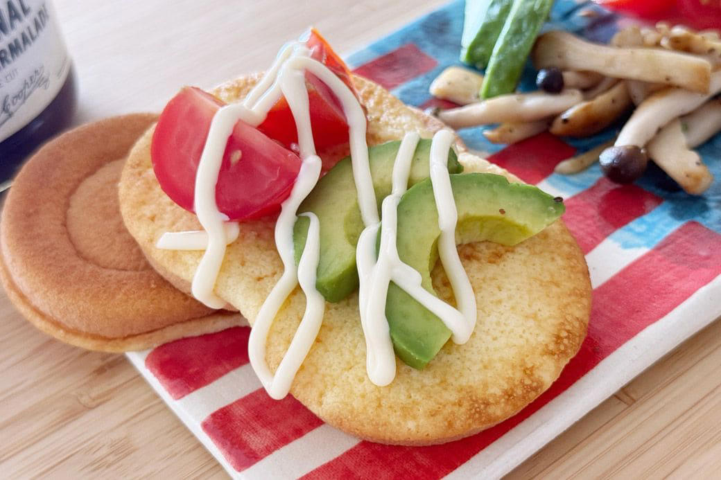 おなじみのケーキ屋さんから朝食系スイーツが登場！, 甘いワッフル生地でお惣菜フィリングをサンドしたスフレワッフルDeli, 甘じょっぱいワッフル！　再び訪れたアハ体験, まさかの皮だけ!? アレンジ自在のスフレワッフル, 朝食パウンドは、プレーン、バナナ、トマトそれぞれに生地の食感の違いが楽しい, 朝食市場への注目と、プラスアルファの戦略, 朝食系スイーツに見る老舗の「攻めの遊び心」