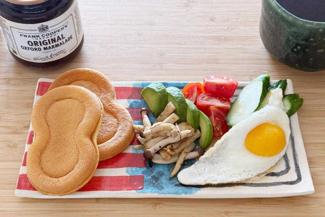 おなじみのケーキ屋さんから朝食系スイーツが登場！, 甘いワッフル生地でお惣菜フィリングをサンドしたスフレワッフルDeli, 甘じょっぱいワッフル！　再び訪れたアハ体験, まさかの皮だけ!? アレンジ自在のスフレワッフル, 朝食パウンドは、プレーン、バナナ、トマトそれぞれに生地の食感の違いが楽しい, 朝食市場への注目と、プラスアルファの戦略, 朝食系スイーツに見る老舗の「攻めの遊び心」
