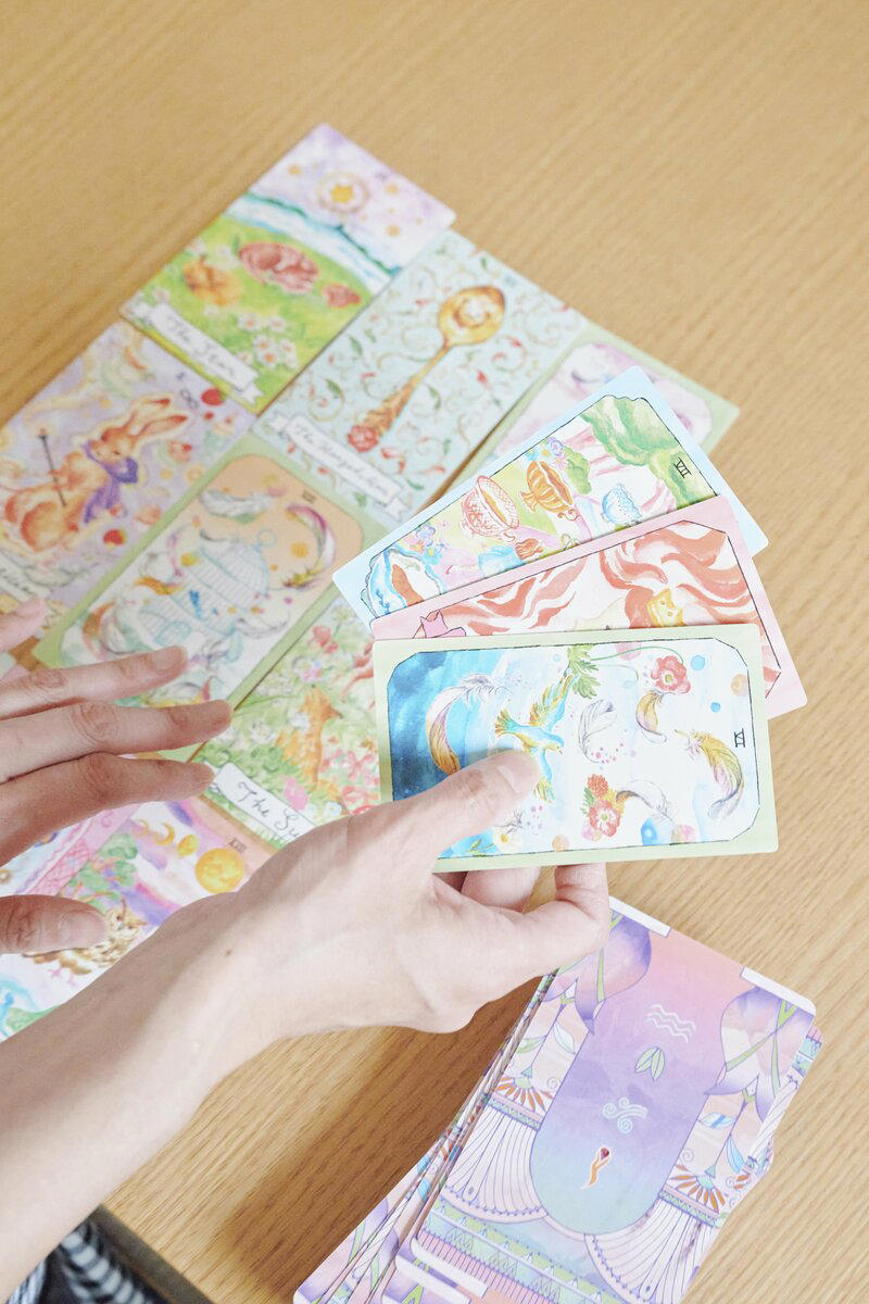 自分軸を取り戻せた「朝5分のリセット習慣」, 1：だれにもじゃまされない「一服時間」を確保, 2：ノートワークで自分と向き合う, 3：ちょっと迷ったときはタロットカードを引いてみる, 4：勤務前にクルマの中で余白の時間を