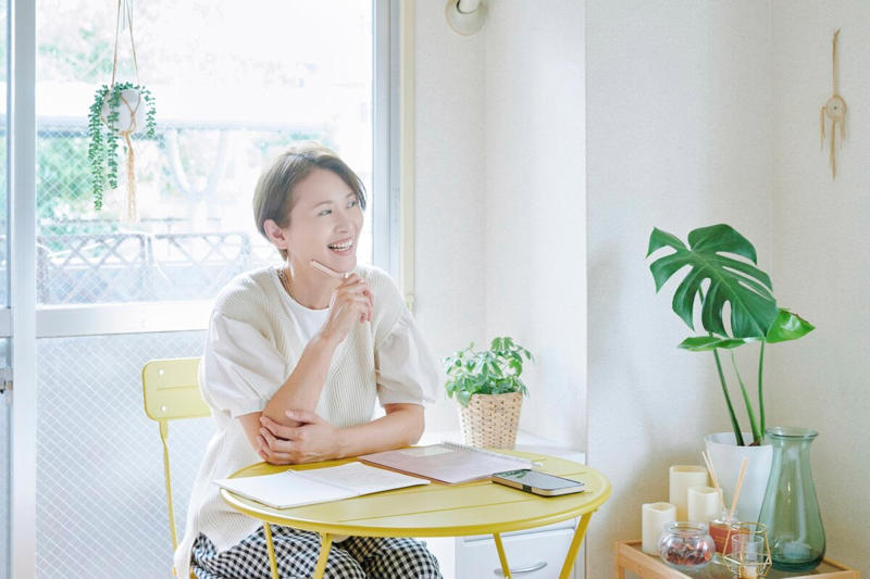 自分軸を取り戻せた「朝5分のリセット習慣」, 1：だれにもじゃまされない「一服時間」を確保, 2：ノートワークで自分と向き合う, 3：ちょっと迷ったときはタロットカードを引いてみる, 4：勤務前にクルマの中で余白の時間を