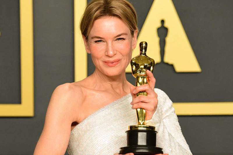 A Texan with a European name, The girl who couldn’t say no, When Tom Cruise points at you, Face of fright, soul of comedy, 'Bridget Jones': The accent, the weight, and the scandal, Awards, yes. Mythomania, no, Wax face: The surgical scandal, The great disappearance, 'Judy' or how to return in legendary mode, Anti-star by conviction, Comedy as a secret weapon, A British accent that offended Shakespeare, Queen of awkward silences, Zero glamour, one hundred percent authenticity