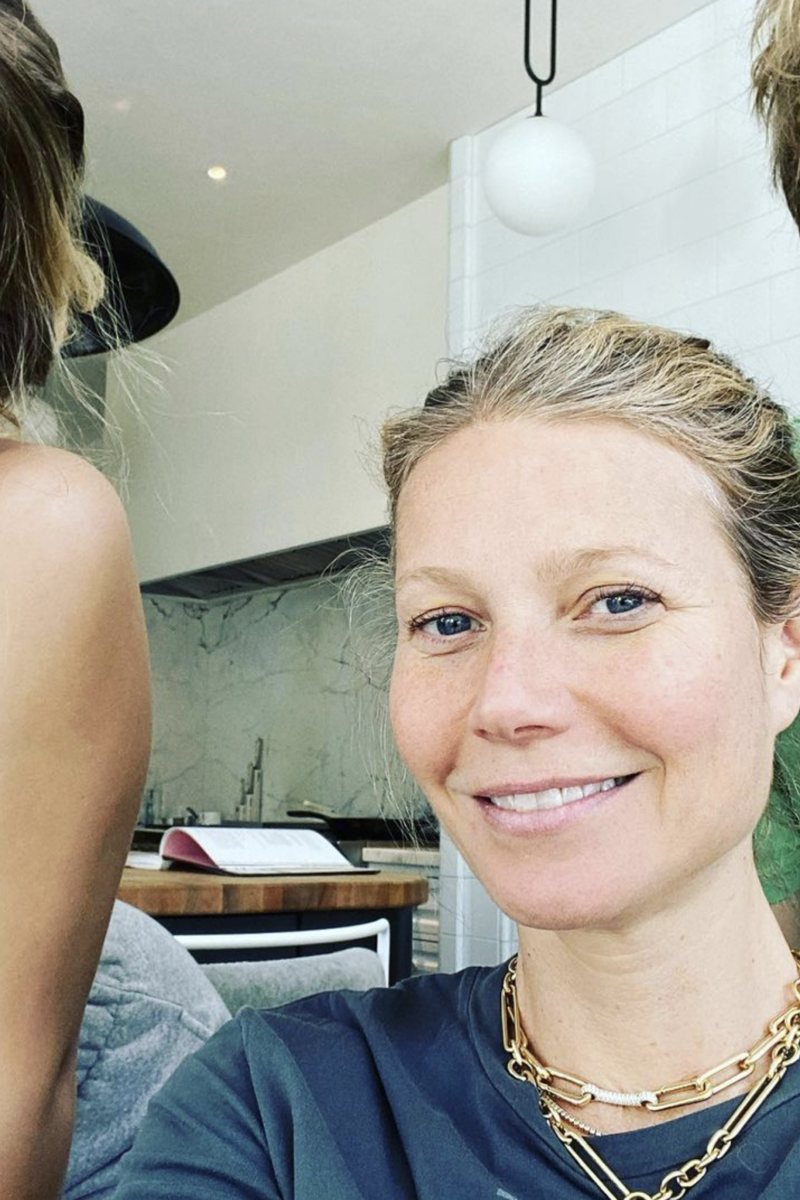 The children of Gwyneth Paltrow and Chris Martin Gwyneth Paltrow and her Goop business, Bye, Pepper Potts, The children of Gwyneth Paltrow and Chris Martin, Photos on Instagram, A painful story about Apple's birth, 'Armchair Expert', Gwyneth Paltrow and Dax Shepard, 'We almost died', 70 hours in labor, A big scar, Gwyneth Paltrow's criticism of 'beauty', The big question, No washboard stomach, Happy with her scar, 'Past perfectionism', 2022 has a double celebration, When is Gwyneth back on the screen?, More secrets revealed?