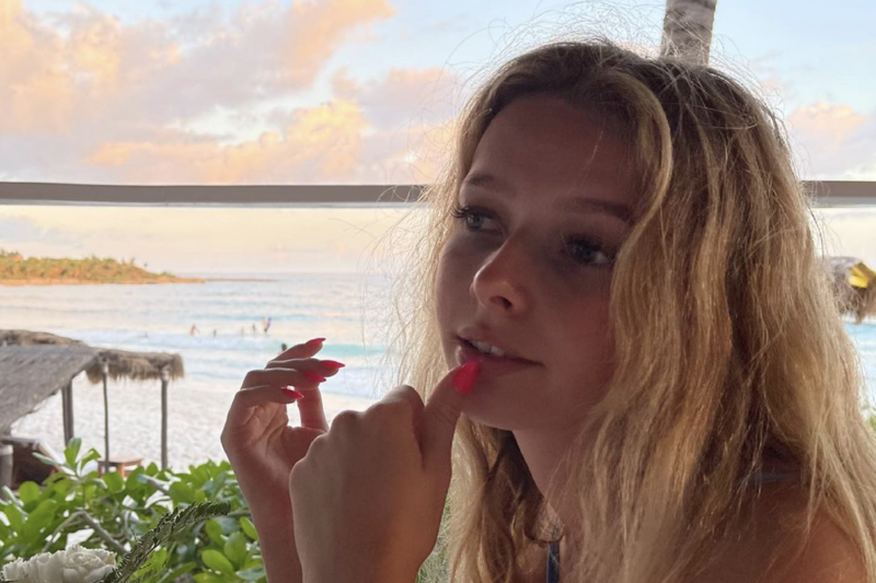 'We almost died' Gwyneth Paltrow and her Goop business, Bye, Pepper Potts, The children of Gwyneth Paltrow and Chris Martin, Photos on Instagram, A painful story about Apple's birth, 'Armchair Expert', Gwyneth Paltrow and Dax Shepard, 'We almost died', 70 hours in labor, A big scar, Gwyneth Paltrow's criticism of 'beauty', The big question, No washboard stomach, Happy with her scar, 'Past perfectionism', 2022 has a double celebration, When is Gwyneth back on the screen?, More secrets revealed?