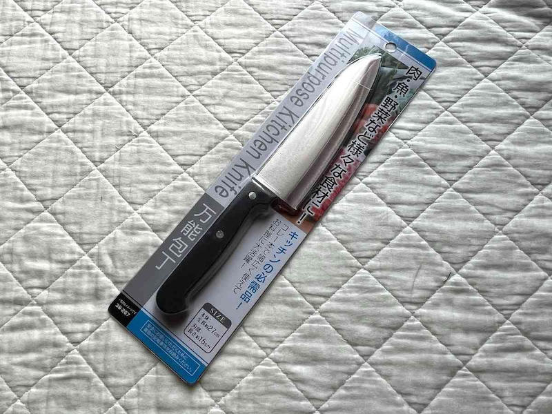 【セリアの包丁】切った食材がつきにくいキッチン便利グッズ「小型 穴明包丁」 , 【セリアの包丁】肉、魚から野菜までこれ1本でお得「万能包丁」, 【セリアの包丁】子供用の包丁も売ってる！ 小さいサイズの「こども用キッチン包丁」, 【セリアの包丁関連グッズ】引っ掛けて安全性を高めよう「包丁ホルダー」