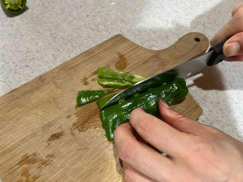 【セリアの包丁】切った食材がつきにくいキッチン便利グッズ「小型 穴明包丁」 , 【セリアの包丁】肉、魚から野菜までこれ1本でお得「万能包丁」, 【セリアの包丁】子供用の包丁も売ってる！ 小さいサイズの「こども用キッチン包丁」, 【セリアの包丁関連グッズ】引っ掛けて安全性を高めよう「包丁ホルダー」