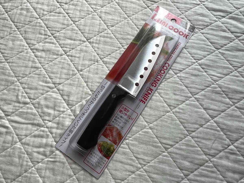 【セリアの包丁】切った食材がつきにくいキッチン便利グッズ「小型 穴明包丁」 , 【セリアの包丁】肉、魚から野菜までこれ1本でお得「万能包丁」, 【セリアの包丁】子供用の包丁も売ってる！ 小さいサイズの「こども用キッチン包丁」, 【セリアの包丁関連グッズ】引っ掛けて安全性を高めよう「包丁ホルダー」