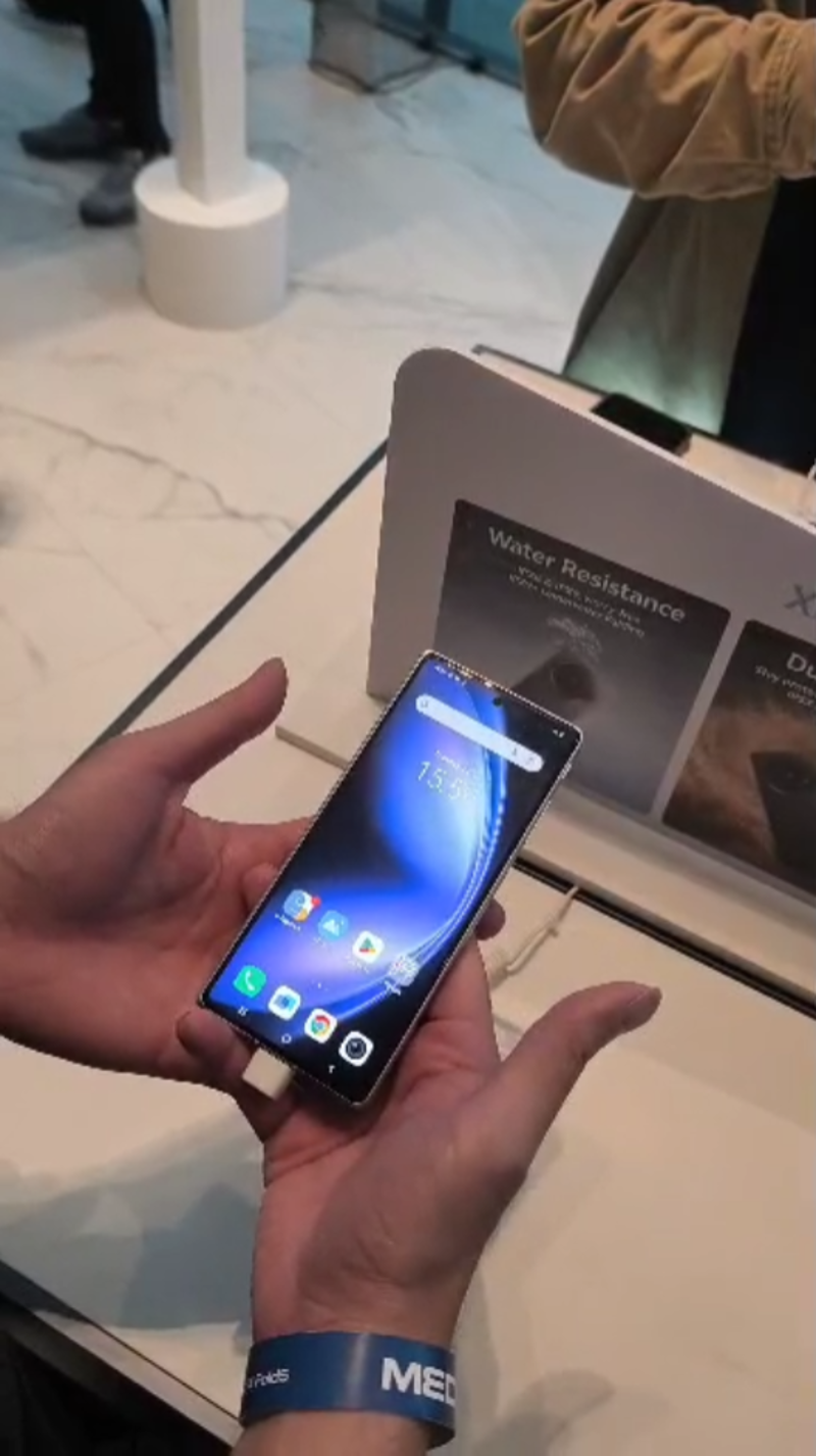 Slim, Light, and Strong, A Nice Square-ish Display That Just Works, ZEISS x vivo Cameras, Built for Multitasking, Two Colours, One Price