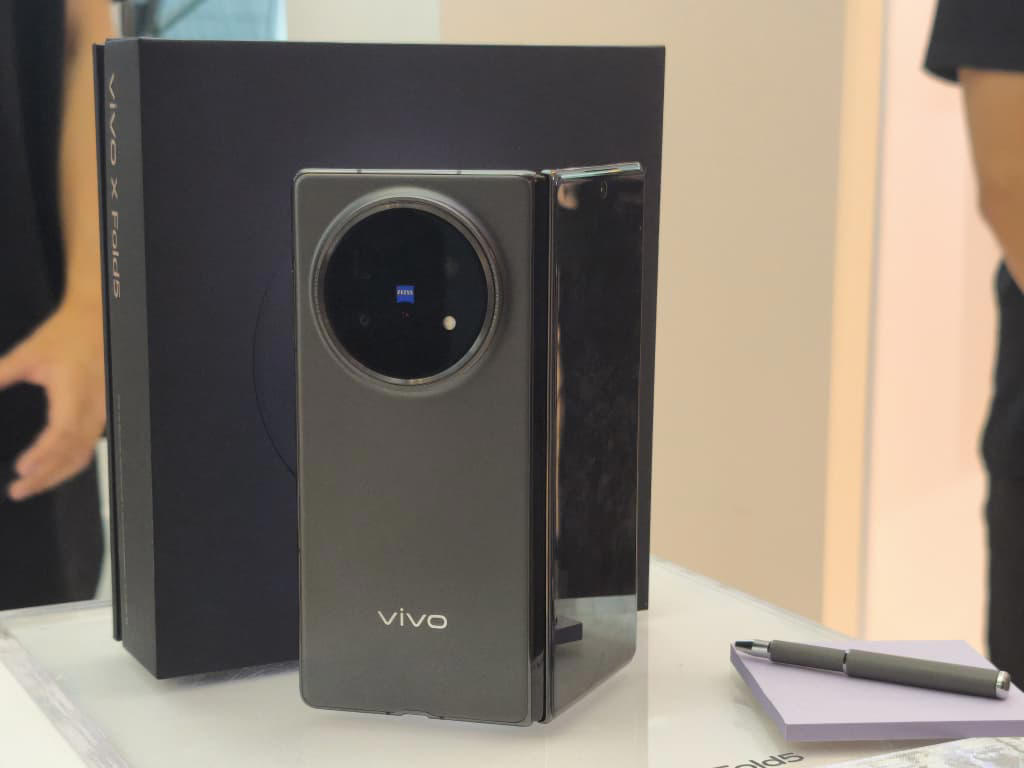 Slim, Light, and Strong, A Nice Square-ish Display That Just Works, ZEISS x vivo Cameras, Built for Multitasking, Two Colours, One Price
