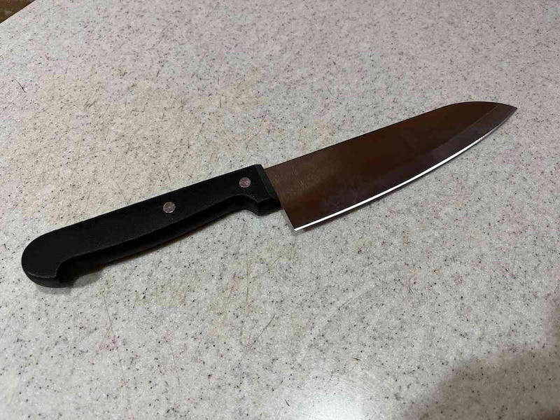 【セリアの包丁】切った食材がつきにくいキッチン便利グッズ「小型 穴明包丁」 , 【セリアの包丁】肉、魚から野菜までこれ1本でお得「万能包丁」, 【セリアの包丁】子供用の包丁も売ってる！ 小さいサイズの「こども用キッチン包丁」, 【セリアの包丁関連グッズ】引っ掛けて安全性を高めよう「包丁ホルダー」