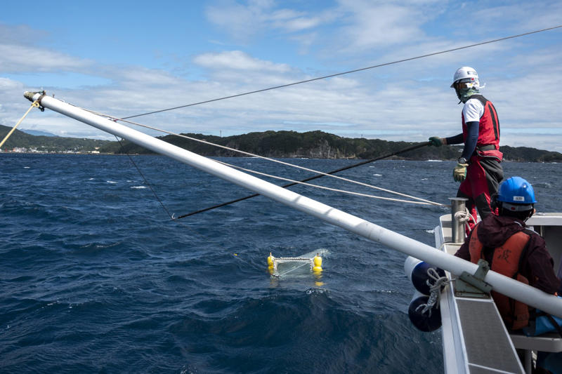 A dozen scientific expeditions Meet the Tara Polar Station, A foundation created by Agnès b., The effects of climate change in the sea, A dozen scientific expeditions, A multiple mission, A hybrid building, The ISS at the North Pole, Extreme conditions, Different places, same problems, Dangerous environments, Dimensions similar to a tennis court, "It was built like an olive pit", Access to the ocean, The crew of the Tara Polar Station, A rigorous selection, Specific training, Evacuations will be difficult
