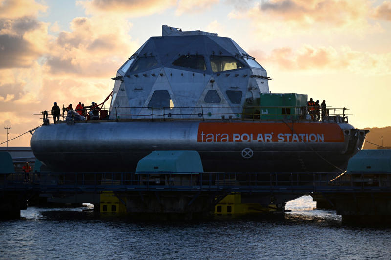 Meet the Tara Polar Station Meet the Tara Polar Station, A foundation created by Agnès b., The effects of climate change in the sea, A dozen scientific expeditions, A multiple mission, A hybrid building, The ISS at the North Pole, Extreme conditions, Different places, same problems, Dangerous environments, Dimensions similar to a tennis court, "It was built like an olive pit", Access to the ocean, The crew of the Tara Polar Station, A rigorous selection, Specific training, Evacuations will be difficult