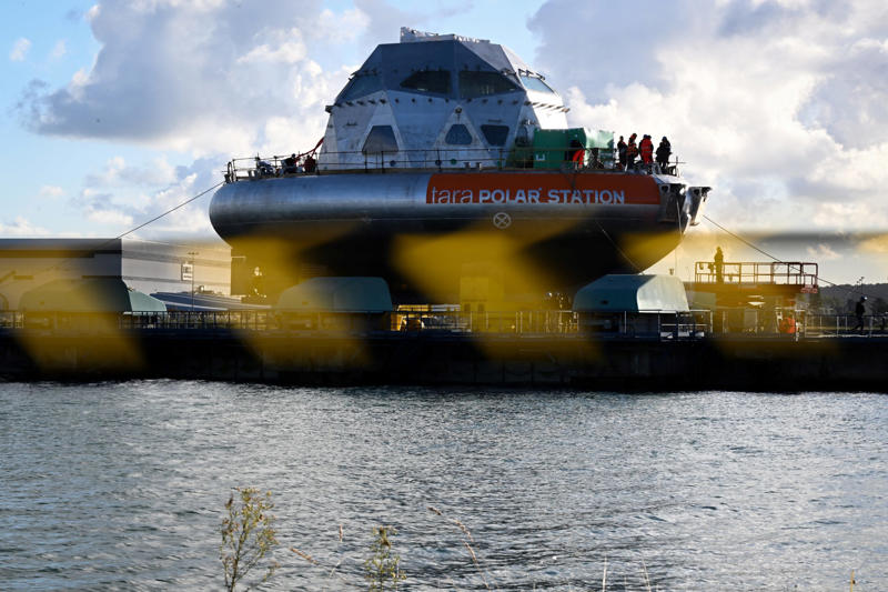 A hybrid building Meet the Tara Polar Station, A foundation created by Agnès b., The effects of climate change in the sea, A dozen scientific expeditions, A multiple mission, A hybrid building, The ISS at the North Pole, Extreme conditions, Different places, same problems, Dangerous environments, Dimensions similar to a tennis court, "It was built like an olive pit", Access to the ocean, The crew of the Tara Polar Station, A rigorous selection, Specific training, Evacuations will be difficult