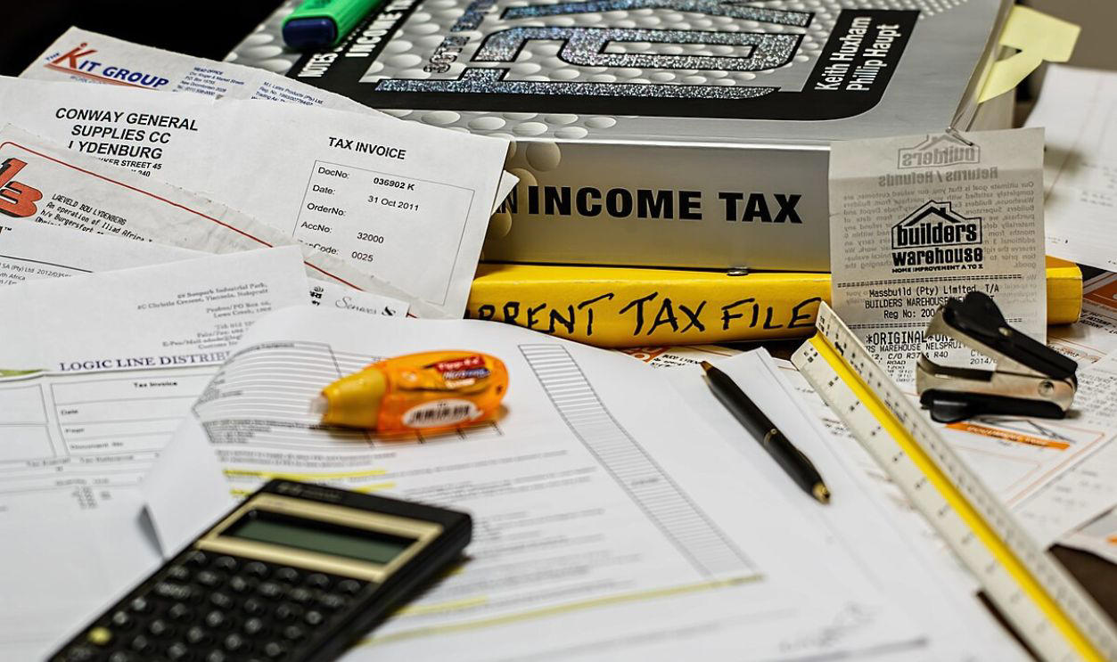 Flat Tax? Sounds... Flat-Out Radical, How Uncle Sam Gets Paid Now, A Quick Tour of the Tax Brackets, How the Top Really Pays, Enter the Flat Tax Fantasy, Why Would Anyone Want This?, The IRS Might Cry Tears of Joy, But Wait... What About Revenue?, Crunching the Numbers: A Hypothetical, What That Means for the Rich, What That Means for the Poor, Middle Class Squeeze?, Inequality: Up, Up, and Away, Conservative Case for Flat Tax, But Would It Work?, A Global Glimpse: Who’s Tried It?, A Big American Hurdle: Entitlements, State Taxes Still Complicate Things, Deductions and Loopholes, Gone?, Compliance Costs Would Drop, Politics: Expect Fireworks, What About Corporate Taxes?, The Hidden Cost of Simplicity, So… Would It Work?, One Size Fits All… or Does It?