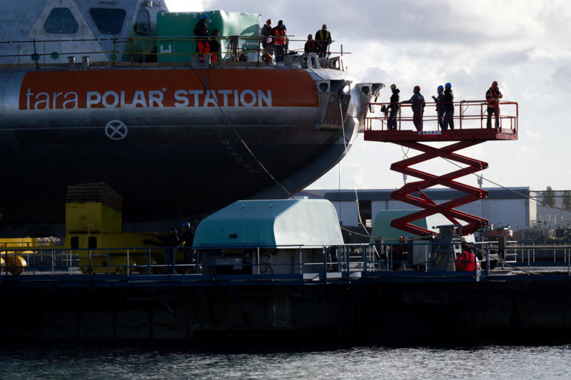 The crew of the Tara Polar Station Meet the Tara Polar Station, A foundation created by Agnès b., The effects of climate change in the sea, A dozen scientific expeditions, A multiple mission, A hybrid building, The ISS at the North Pole, Extreme conditions, Different places, same problems, Dangerous environments, Dimensions similar to a tennis court, "It was built like an olive pit", Access to the ocean, The crew of the Tara Polar Station, A rigorous selection, Specific training, Evacuations will be difficult