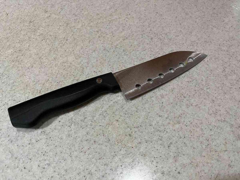【セリアの包丁】切った食材がつきにくいキッチン便利グッズ「小型 穴明包丁」 , 【セリアの包丁】肉、魚から野菜までこれ1本でお得「万能包丁」, 【セリアの包丁】子供用の包丁も売ってる！ 小さいサイズの「こども用キッチン包丁」, 【セリアの包丁関連グッズ】引っ掛けて安全性を高めよう「包丁ホルダー」