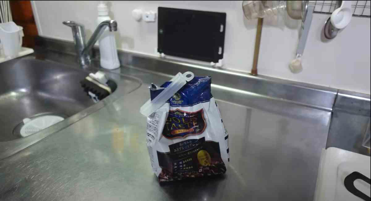 買って損ナシ！生ゴミを簡単に捨てられる！, ダイソーの「サッと捨てられるゴミフィルター」の詳細, 開封した袋を閉じるのに便利！, ダイソーの「抗菌袋止めクリップ」の詳細, かわいいだけじゃない！持ちやすくて壁に貼りつくから便利！, ダイソーの「シマエナガPETAKORAシンク洗いスポンジ」の詳細