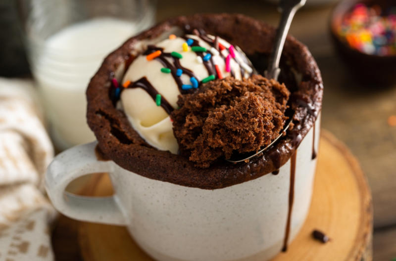 マグカップに注ぐ, 中心を押して確認, チョコレート・マグカップケーキ, チョコレート・マグカップケーキ, バナナブレッド・マグカップマフィン, バナナブレッド・マグカップマフィン, マグカップブラウニー, マグカップブラウニー, チュロス・マグカップケーキ, チュロス・マグカップケーキ, ブロンディ・マグカップケーキ, ブロンディ・マグカップケーキ, パンプキン・マグカップケーキ, パンプキン・マグカップケーキ, マグカップ・チョコチップクッキー, マグカップ・チョコチップクッキー, ヌテラ・マグカップケーキ, ヌテラ・マグカップケーキ, 電子レンジで作るレモンカード, 電子レンジで作るレモンカード, 電子レンジで作るモカトリュフ, 電子レンジで作るモカトリュフ, 電子レンジで作るピーナッツバターファッジ, 電子レンジで作るピーナッツバターファッジ, ピーナッツブリトル, ピーナッツブリトル, 電子レンジで作るライスクリスピー, 電子レンジで作るライスクリスピー