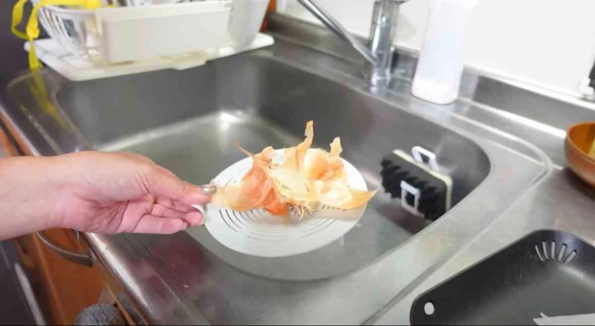 買って損ナシ！生ゴミを簡単に捨てられる！, ダイソーの「サッと捨てられるゴミフィルター」の詳細, 開封した袋を閉じるのに便利！, ダイソーの「抗菌袋止めクリップ」の詳細, かわいいだけじゃない！持ちやすくて壁に貼りつくから便利！, ダイソーの「シマエナガPETAKORAシンク洗いスポンジ」の詳細