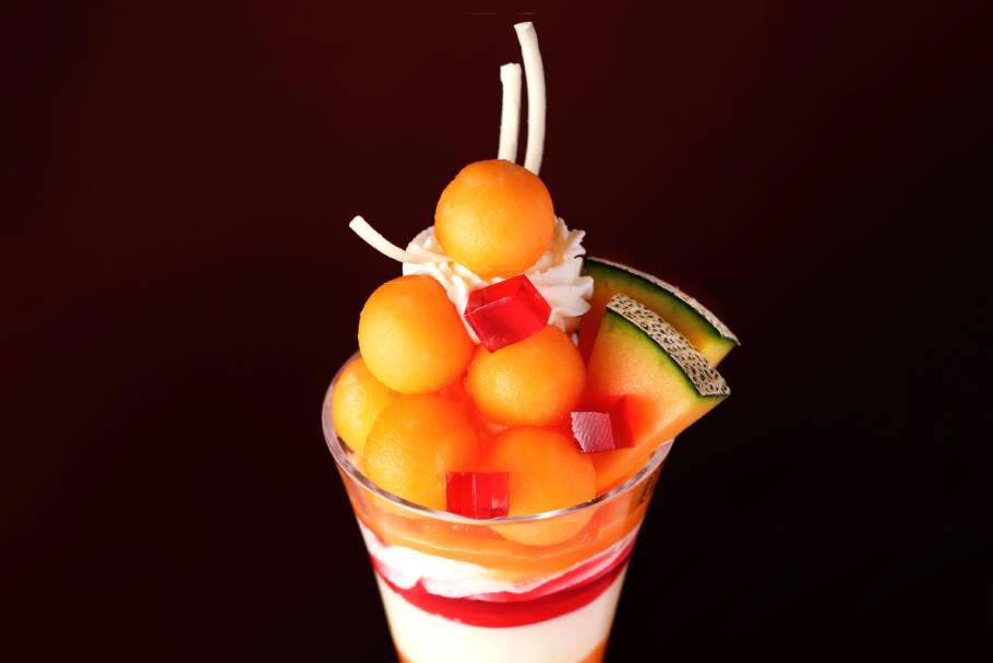 ①チョコレート専門店ならでは。「ショコラティエ パレドオール」の夏らしいクッキー缶, ②旬のフルーツを活かした「資生堂パーラー 銀座本店サロン・ド・カフェ」の贅沢パフェ, ③まるで赤い宝石のよう。「東京ステーションホテル」の絶品パフェとタルト, ④だんご茶屋「Dango Chaya So-so」の和のかき氷