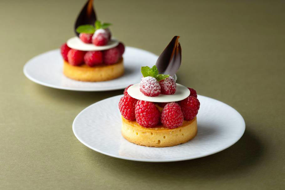 ①チョコレート専門店ならでは。「ショコラティエ パレドオール」の夏らしいクッキー缶, ②旬のフルーツを活かした「資生堂パーラー 銀座本店サロン・ド・カフェ」の贅沢パフェ, ③まるで赤い宝石のよう。「東京ステーションホテル」の絶品パフェとタルト, ④だんご茶屋「Dango Chaya So-so」の和のかき氷