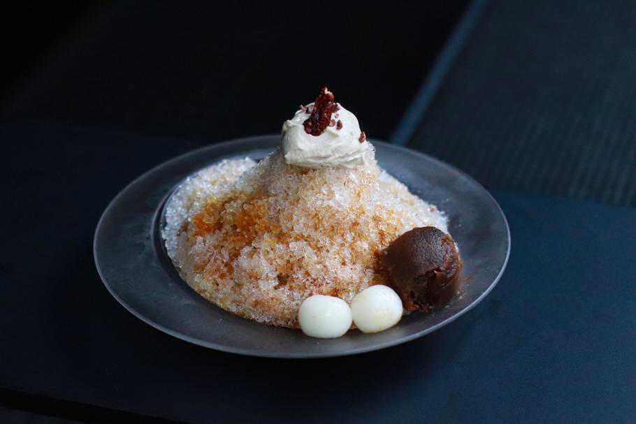 ①チョコレート専門店ならでは。「ショコラティエ パレドオール」の夏らしいクッキー缶, ②旬のフルーツを活かした「資生堂パーラー 銀座本店サロン・ド・カフェ」の贅沢パフェ, ③まるで赤い宝石のよう。「東京ステーションホテル」の絶品パフェとタルト, ④だんご茶屋「Dango Chaya So-so」の和のかき氷