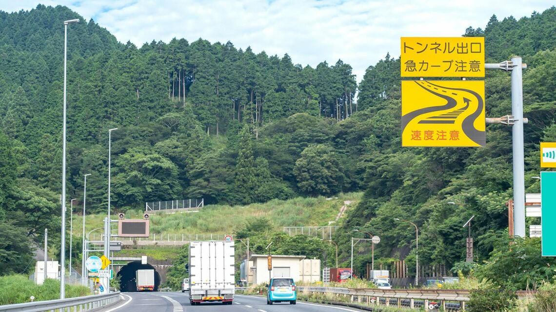 カーブが続く、10分も続く…名阪国道は「Ωカーブ」に要注意！, 天候の急変も危険な要素だ, 走行は危険でも「1日5万台」名阪国道、なぜ需要がある？, 法定速度を超えるトラックの中、走る怖さ…