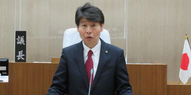 国民が政治に飽き飽きしている, ──著書には、軽妙ながらも、「そこまで書くのか」というくらい市長時代の裏話が赤裸々に描かれています。, 証明できない経歴は書くべきでない, ──著書には、ご自身の身に降りかかった怪文書や経歴詐称の話も出てきます。折しも、伊東市の市長が大きく騒がれていますが、経験者としてあの騒動をどのようにみられているのですか。, ──そもそもターゲットにされやすい政治家のタイプというのはある？, ──清水さんの場合は結論から言えば、「経歴詐称」ではありませんでしたが、やはり少しは盛った？, どのように経歴詐称疑惑を切り抜けたのか, ──議会ではどのように経歴詐称疑惑の追及を切り抜けたのですか。, ──やはり証拠は強い。, ──田久保市長の経歴は選挙公報には一切記載がありません。二転三転したものの、辞職しないと強気なのは、「セーフ」だと確信しているからなのでしょうか？, なぜ市長の地位にしがみつくのか, ──これまでの対応を見る限り、田久保市長の言動は行き当たりばったりで、市民を混乱させているようにも見えます。, ──著書には「終わり悪ければすべて悪し」と、記しています。それでも5期19年は長期政権。長く支持され続けた秘訣（ひけつ）はなんですか？, ──昨今はSNSを中心に、選挙情勢に影響するほど、情報の流通がネットにシフトしています。本当に有権者が自身の思いを反映した候補者を選ぶために、どのようなリテラシーが求められるでしょうか？
