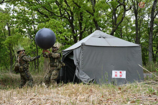 長射程の大砲はいきなり撃っても当たらない, ベテランに聞いた「FO」の重要性, 射撃精度向上のカギが「レーダー」と「気球」って？, 【動画で見る！】19式装輪自走155mmりゅう弾砲の迅速な射撃！ 実射訓練に見た特科部隊の動きとは