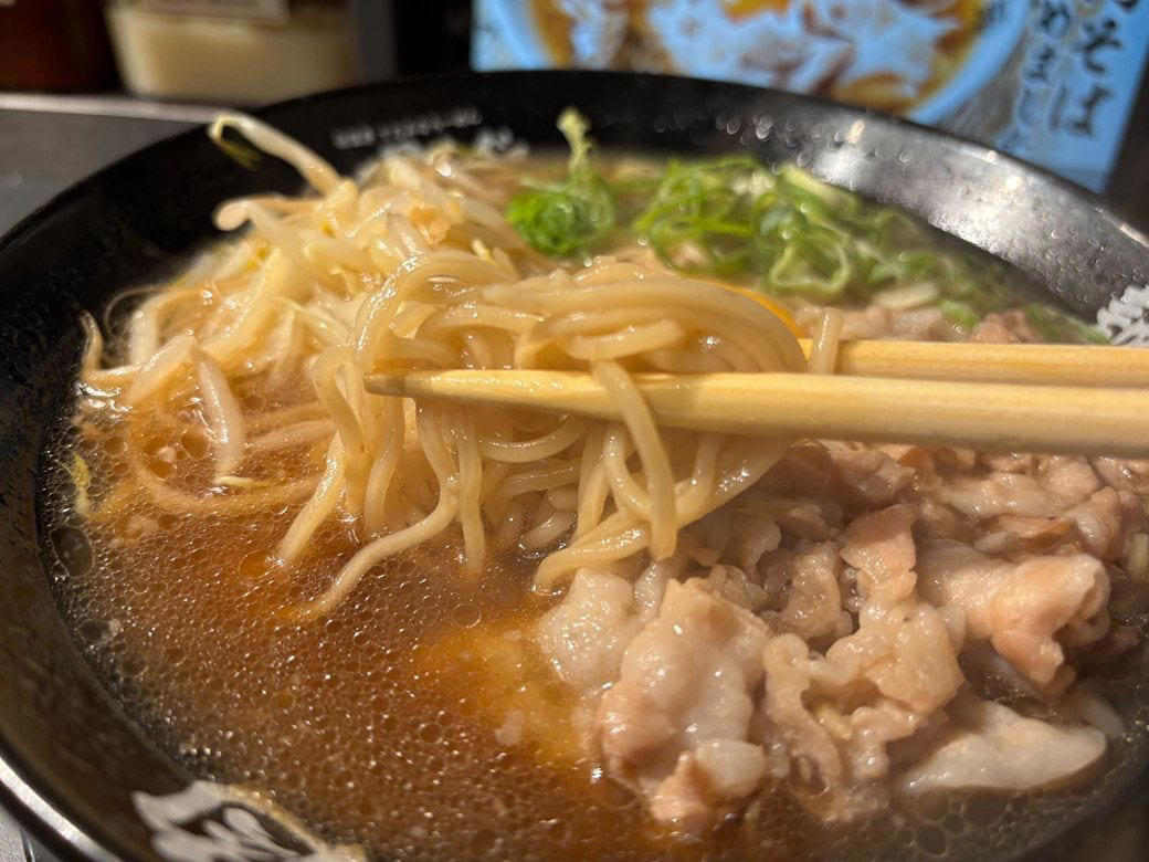 新業態「伝説の肉そば屋」はこんな感じ, 「すた丼」のあのウマさがラーメンに落とし込まれる, 「肉そば」といえば…, 相次ぐ丼チェーンのラーメン参入、すた丼はどう戦う？