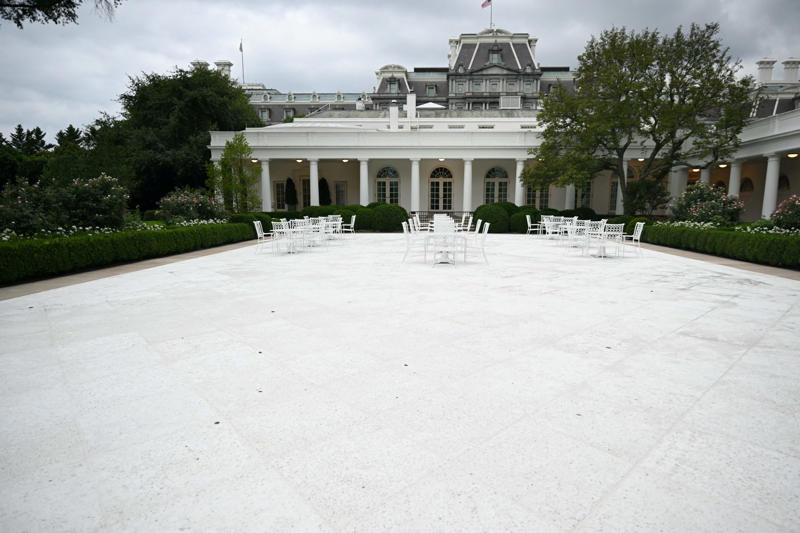 「心の底から建設的」なトランプ氏？, ホワイトハウスをトランプ仕様に改造, 「レガシー・プロジェクト」, ジャンボサイズの大広間, 急ピッチで進められる建設工事, トランプ大統領の主張, テントでは威厳がない？, 多くの大統領がホワイトハウスに変更を加えてきた, 不動産王の面目躍如？, ホワイトハウスを建設したのは奴隷たち, 各政権によるリフォーム, イーストウィングが損傷するおそれ, チェック・アンド・バランスが機能していない, 「イーストウィングは近代化される」, 「十分に配慮している」, 打つ手がない民主党