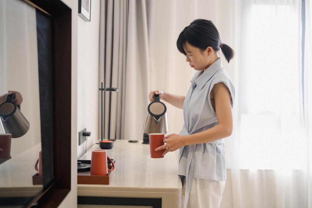 Flight attendant explains why you should always put a shoe in your hotel safe