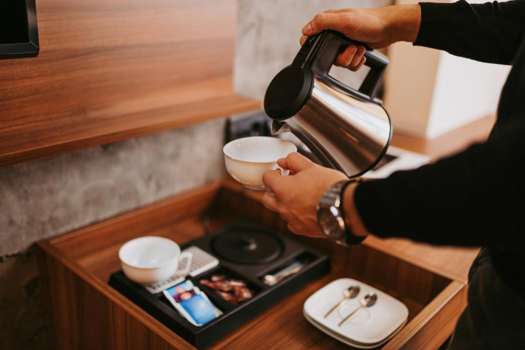 Flight attendant explains why you should always put a shoe in your hotel safe