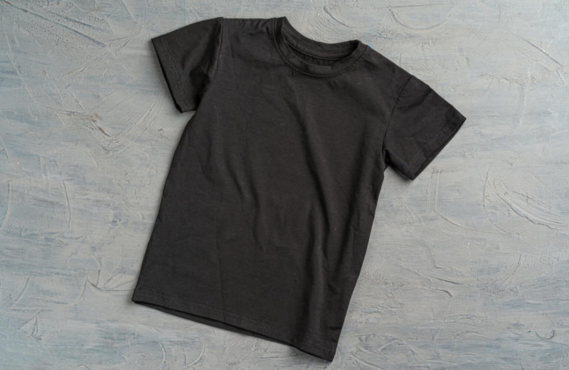 洗濯したばかりなのに、黒い服に白い汚れが！, 黒い服に白い汚れがつく４つの原因, ① 糸くずや繊維が付いてしまった, ② 洗剤の溶け残りが付いてしまった, ③ 石けんカスが衣類に残ってしまった, ④ 柔軟剤の残りが白く残った, 黒い服についた白い汚れをきれいに落とす方法, 糸くずや繊維の汚れを落とすには？, 洗剤や石けんカスを落とすには？, 柔軟剤が固まって白く残った場合は？, 白い汚れがつかないための予防法を知ろう！, 衣類の洗い方を見直す, 洗剤と柔軟剤の使い方を工夫する, 静電気を防いで糸くずをつきにくくする, 洗濯槽やフィルターをきれいに保つ