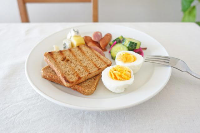 実用的でおしゃれ。「KANEAKI SAKAI」のうつわ×朝ごはん, 【1】ワンプレート朝食やパスタに｜miranda M（24cmの丸皿）, 【2】煮込みやグラノーラ、スープ、サラダに｜flatシリーズ bowl（12cmのボウル）, 【3】小さなおかずやパン、パンケーキに｜miranda S（18cmの丸皿）, 【4】毎朝のコーヒーやスープに｜flatシリーズ Smug・Lmug（マグ2種）, 自分の朝にちょうどいいうつわが、きっと見つかる