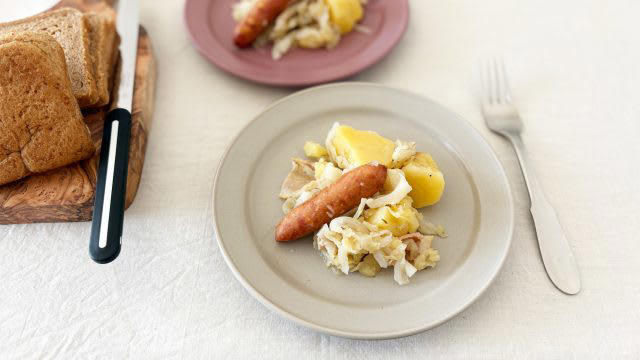 実用的でおしゃれ。「KANEAKI SAKAI」のうつわ×朝ごはん, 【1】ワンプレート朝食やパスタに｜miranda M（24cmの丸皿）, 【2】煮込みやグラノーラ、スープ、サラダに｜flatシリーズ bowl（12cmのボウル）, 【3】小さなおかずやパン、パンケーキに｜miranda S（18cmの丸皿）, 【4】毎朝のコーヒーやスープに｜flatシリーズ Smug・Lmug（マグ2種）, 自分の朝にちょうどいいうつわが、きっと見つかる