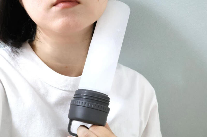話題の「氷のう」とは？ 熱中症対策にも効果的, ①元祖＆ミニサイズで人気！「ピーコック」, ②水筒としても使える！「STICOL」, ③冬はお湯を入れて湯たんぽに！「HOT&amp;COLDスティック」