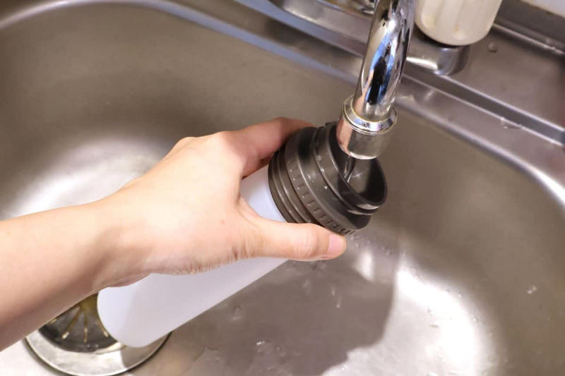 話題の「氷のう」とは？ 熱中症対策にも効果的, ①元祖＆ミニサイズで人気！「ピーコック」, ②水筒としても使える！「STICOL」, ③冬はお湯を入れて湯たんぽに！「HOT&amp;COLDスティック」