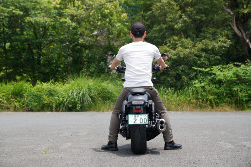 エンジン／航続距離, 車体／シート高／最小回転半径, 足つきの違いは？ ライディングポジションは？, 車両をサイドスタンドから起こしたときの重さの違いは？, 押し引き時の取りまわしは？, 荷物の積載力は？, まとめ：取りまわし、足つき、荷物の積載ではどれがよい？