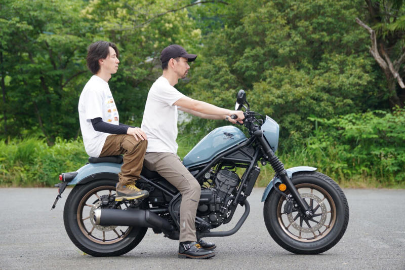 エンジン／航続距離, 車体／シート高／最小回転半径, 足つきの違いは？ ライディングポジションは？, 車両をサイドスタンドから起こしたときの重さの違いは？, 押し引き時の取りまわしは？, 荷物の積載力は？, まとめ：取りまわし、足つき、荷物の積載ではどれがよい？