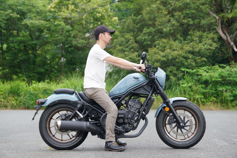 エンジン／航続距離, 車体／シート高／最小回転半径, 足つきの違いは？ ライディングポジションは？, 車両をサイドスタンドから起こしたときの重さの違いは？, 押し引き時の取りまわしは？, 荷物の積載力は？, まとめ：取りまわし、足つき、荷物の積載ではどれがよい？