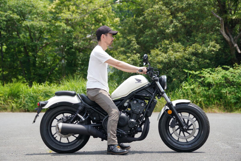 エンジン／航続距離, 車体／シート高／最小回転半径, 足つきの違いは？ ライディングポジションは？, 車両をサイドスタンドから起こしたときの重さの違いは？, 押し引き時の取りまわしは？, 荷物の積載力は？, まとめ：取りまわし、足つき、荷物の積載ではどれがよい？