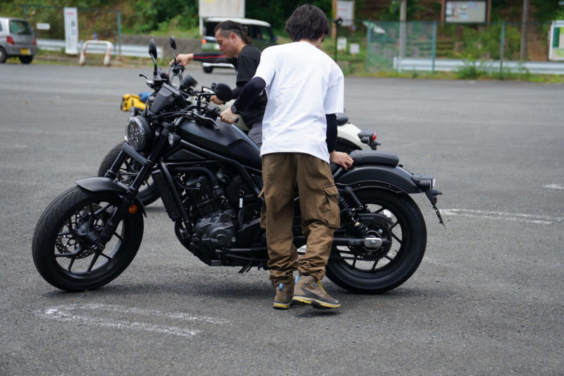 エンジン／航続距離, 車体／シート高／最小回転半径, 足つきの違いは？ ライディングポジションは？, 車両をサイドスタンドから起こしたときの重さの違いは？, 押し引き時の取りまわしは？, 荷物の積載力は？, まとめ：取りまわし、足つき、荷物の積載ではどれがよい？